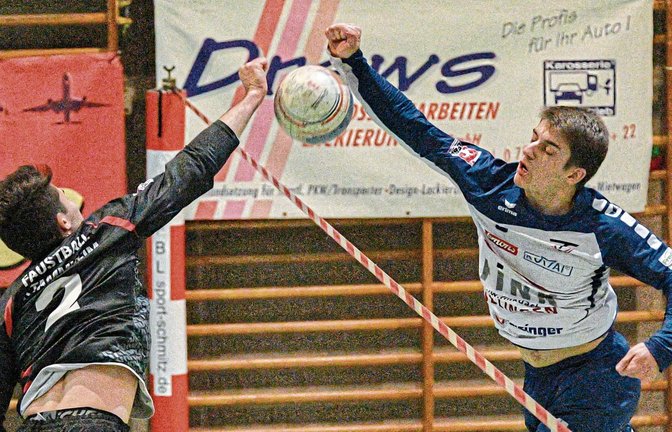 Jakob Kilpper (von rechts) – hier im Duell mit Stammheims Christian Gayer – hatte nicht seinen besten Tag beim Gastspiel des TV Vaihingen beim TVS. Foto: Archiv/Leitner