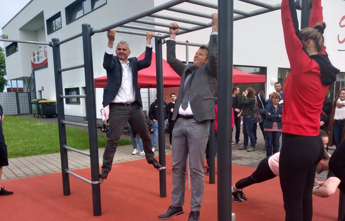 Die Anlage bietet Trainingsmöglichkeiten für viele Muskelpartien. Auch Bürgermeister Holger Albrich (links) testete das Angebot.  <span class='image-autor'>Foto: Glemser</span>