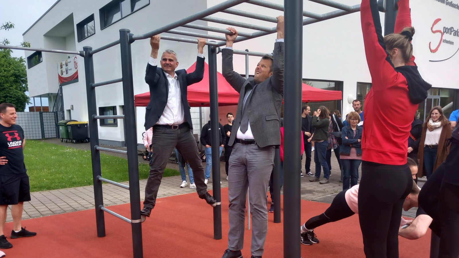 Die Anlage bietet Trainingsmöglichkeiten für viele Muskelpartien. Auch Bürgermeister Holger Albrich (links) testete das Angebot.  Foto: Glemser