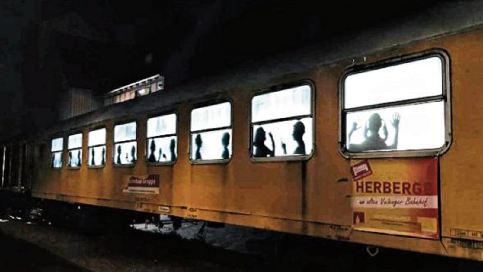 Herbergssuche zum 4. Advent: Waggons am alten Vaihinger Stadtbahnhof als letzte Station auf dem Fahrradweg auf dem Weg zur Krippe. Foto: Wrobel Herbergssuche zum 4. Advent: Waggons am alten Vaihinger Stadtbahnhof als letzte Station auf dem Fahrradweg auf dem Weg zur Krippe. Foto: Wrobel