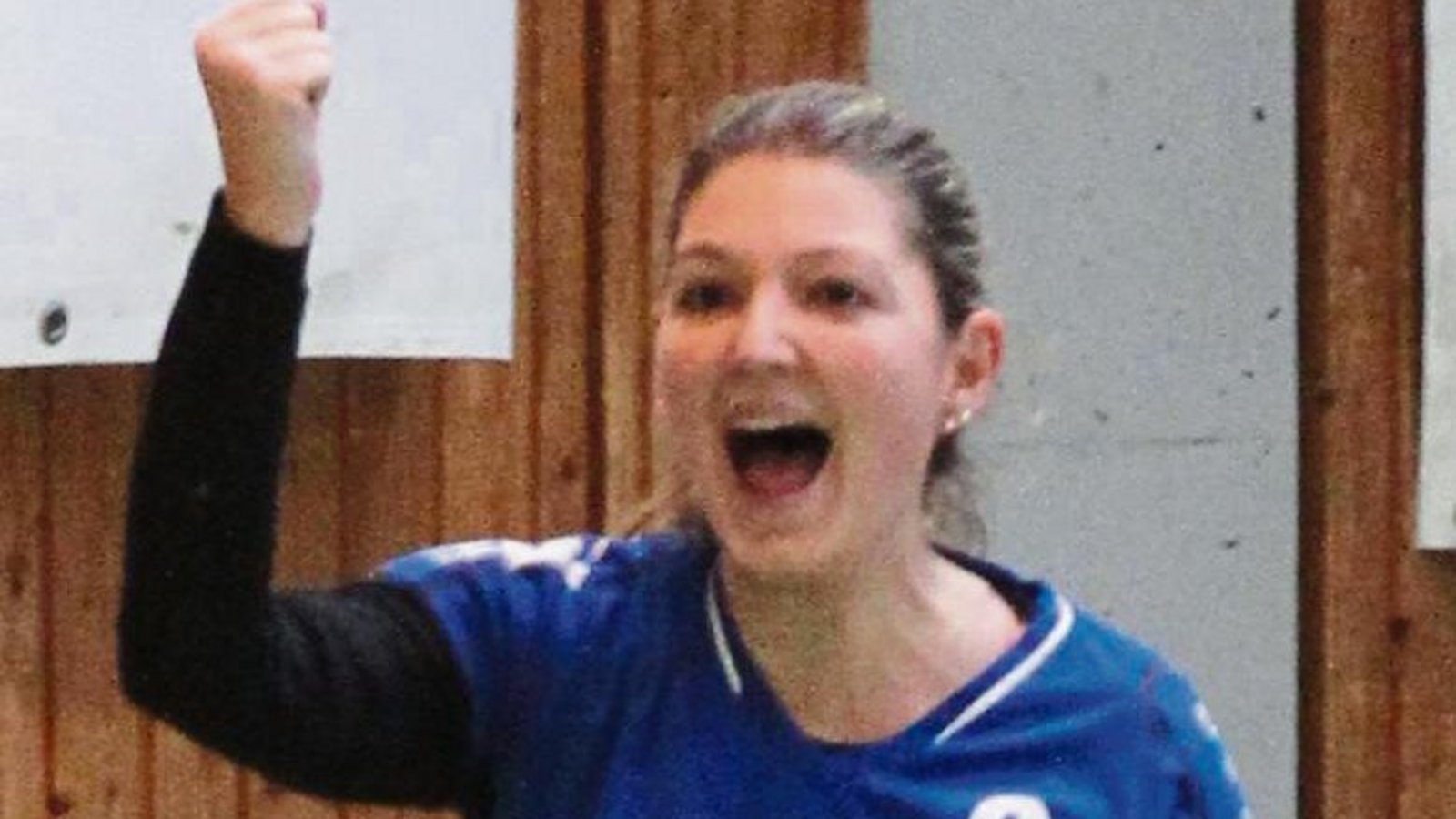 Abwehrspielerin Stefanie Späth bejubelt den Erfolg der Vaihingerinnen. Die TVV-Faustballerinnen benötigen aus den letzten beiden Spielen in der Südstaffel noch einen Satz, um ganz sicher das DM-Ticket zu lösen. Foto: Archiv/Nachreiner Abwehrspielerin Stefanie Späth bejubelt den Erfolg der Vaihingerinnen. Die TVV-Faustballerinnen benötigen aus den letzten beiden Spielen in der Südstaffel noch einen Satz, um ganz sicher das DM-Ticket zu lösen. Foto: Archiv/Nachreiner