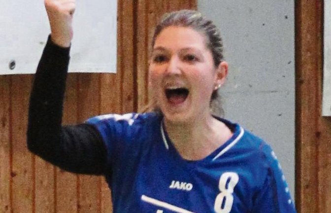 Abwehrspielerin Stefanie Späth bejubelt den Erfolg der Vaihingerinnen. Die TVV-Faustballerinnen benötigen aus den letzten beiden Spielen in der Südstaffel noch einen Satz, um ganz sicher das DM-Ticket zu lösen. Foto: Archiv/Nachreiner