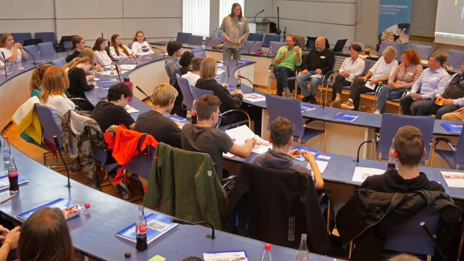 Bei der dritten Jugendkonferenz im Landratsamt Enzkreis diskutierten Kreisräte am Freitag mit Schülern aus Wiernsheim und Heimsheim über aktuelle Herausforderungen. Foto: Friedrich Bei der dritten Jugendkonferenz im Landratsamt Enzkreis diskutierten Kreisräte am Freitag mit Schülern aus Wiernsheim und Heimsheim über aktuelle Herausforderungen. Foto: Friedrich