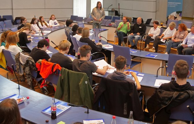 Bei der dritten Jugendkonferenz im Landratsamt Enzkreis diskutierten Kreisräte am Freitag mit Schülern aus Wiernsheim und Heimsheim über aktuelle Herausforderungen. <span class='image-autor'>Foto: Friedrich</span>