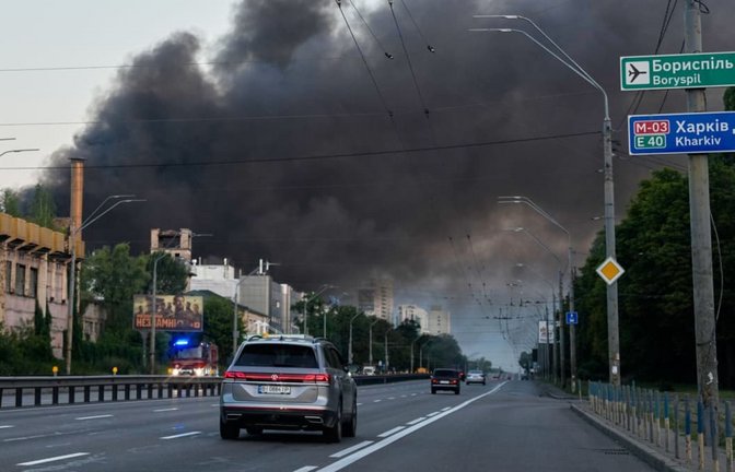 In Kiew steigt nach jüngsten Angriffen Russlands Rauch auf. Mindestens ein Mensch ist in der ukrainischen Hauptstadt gestorben, mehrere weitere verletzt.<span class='image-autor'>Efrem Lukatsky/AP/dpa</span>