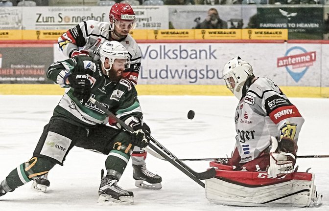 Tyler McNeely scheitert hier an Crimmitschaus Torwart Brett Kilar. Kurze Zeit später wurde er vom Feld genommen, um heute Abend gegen Ravensburg topfit zu sein. Foto: Simecek