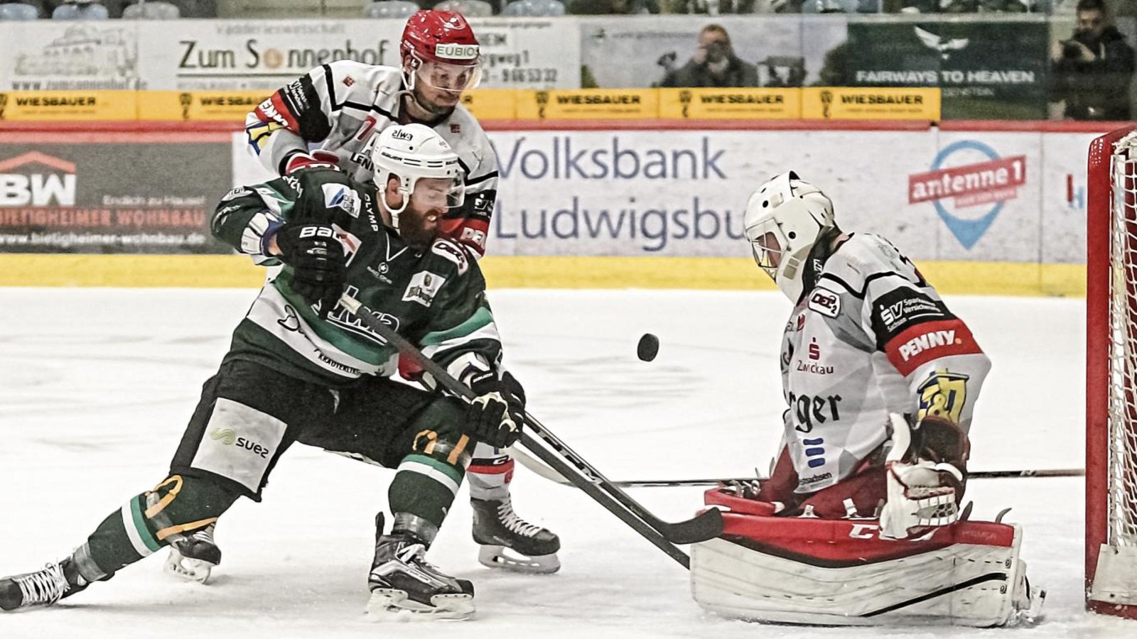 Tyler McNeely scheitert hier an Crimmitschaus Torwart Brett Kilar. Kurze Zeit später wurde er vom Feld genommen, um heute Abend gegen Ravensburg topfit zu sein. Foto: Simecek Tyler McNeely scheitert hier an Crimmitschaus Torwart Brett Kilar. Kurze Zeit später wurde er vom Feld genommen, um heute Abend gegen Ravensburg topfit zu sein. Foto: Simecek