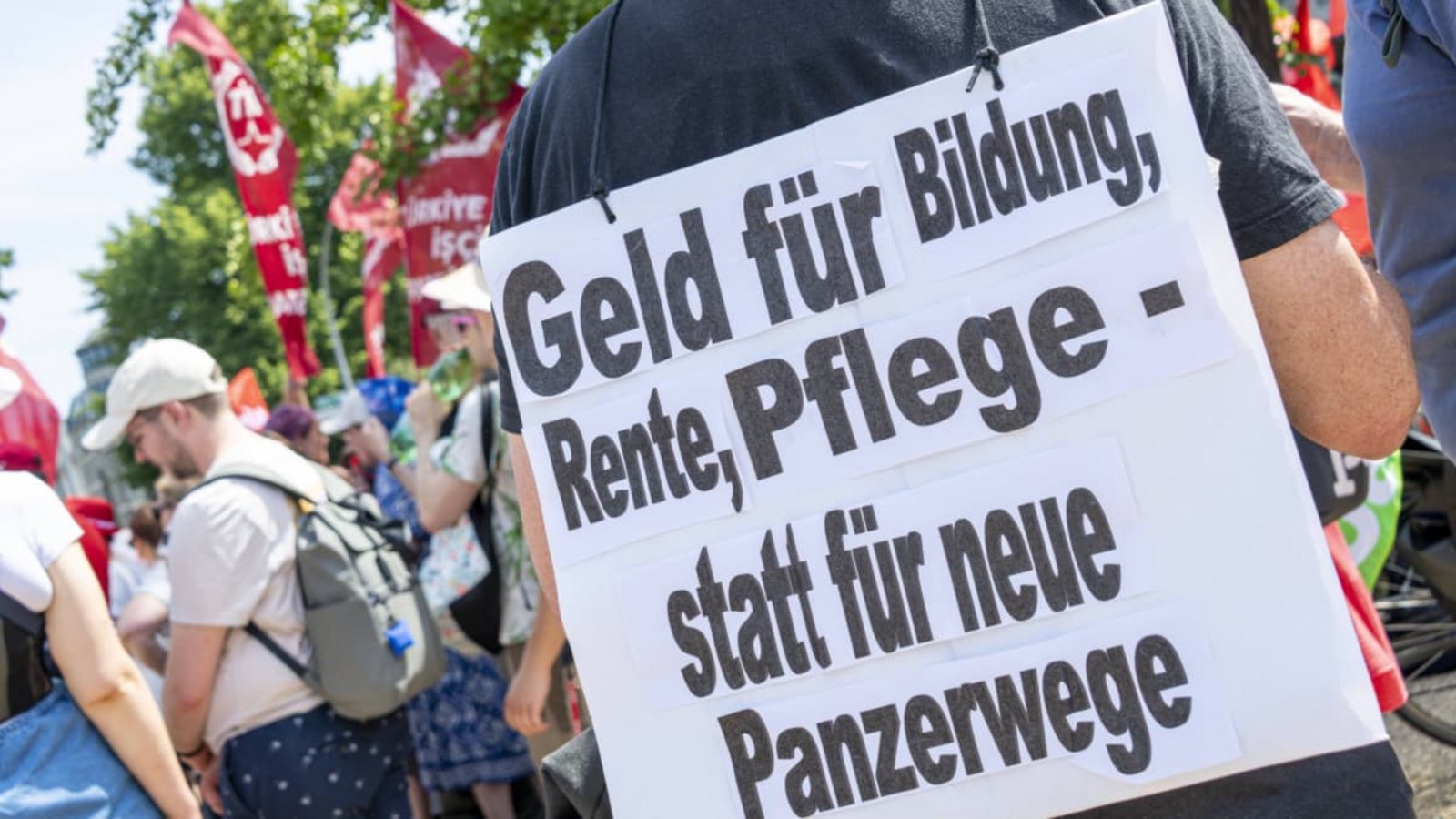 Die Proteste gegen die Sozialstaatsreformen - wie hier Ende Juni in Berlin - dürften im Laufe des Jahres weiter zunehmen.IMAGO/Mike Schmidt