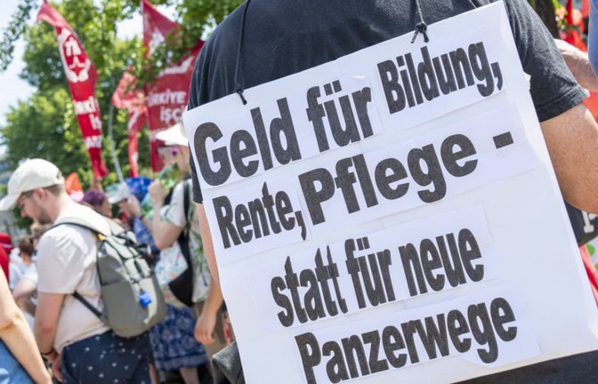 Die Proteste gegen die Sozialstaatsreformen - wie hier Ende Juni in Berlin - dürften im Laufe des Jahres weiter zunehmen.<span class='image-autor'>IMAGO/Mike Schmidt</span>