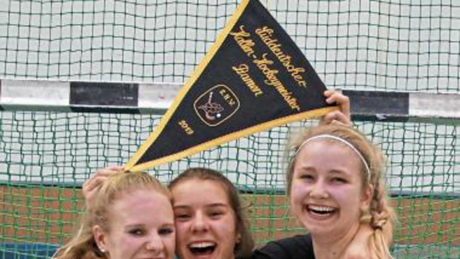 Laura Hegen, Dina Fili und Sina Schönamsgruber (von links) jubeln mit dem Wimpel für den Süddeutschen Hallenmeister. Foto: privat Laura Hegen, Dina Fili und Sina Schönamsgruber (von links) jubeln mit dem Wimpel für den Süddeutschen Hallenmeister. Foto: privat