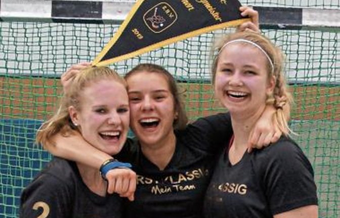 Laura Hegen, Dina Fili und Sina Schönamsgruber (von links) jubeln mit dem Wimpel für den Süddeutschen Hallenmeister. Foto: privat