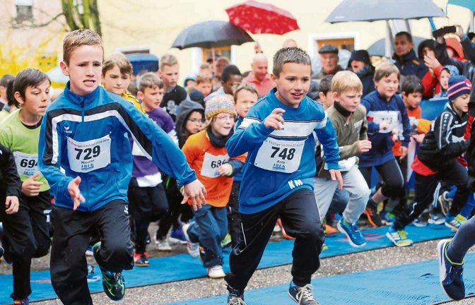 Vollen Einsatz bei Regenwetter zeigten beim 10. Laufcup ebenso die Teilnehmer an den Schülerläufen ...