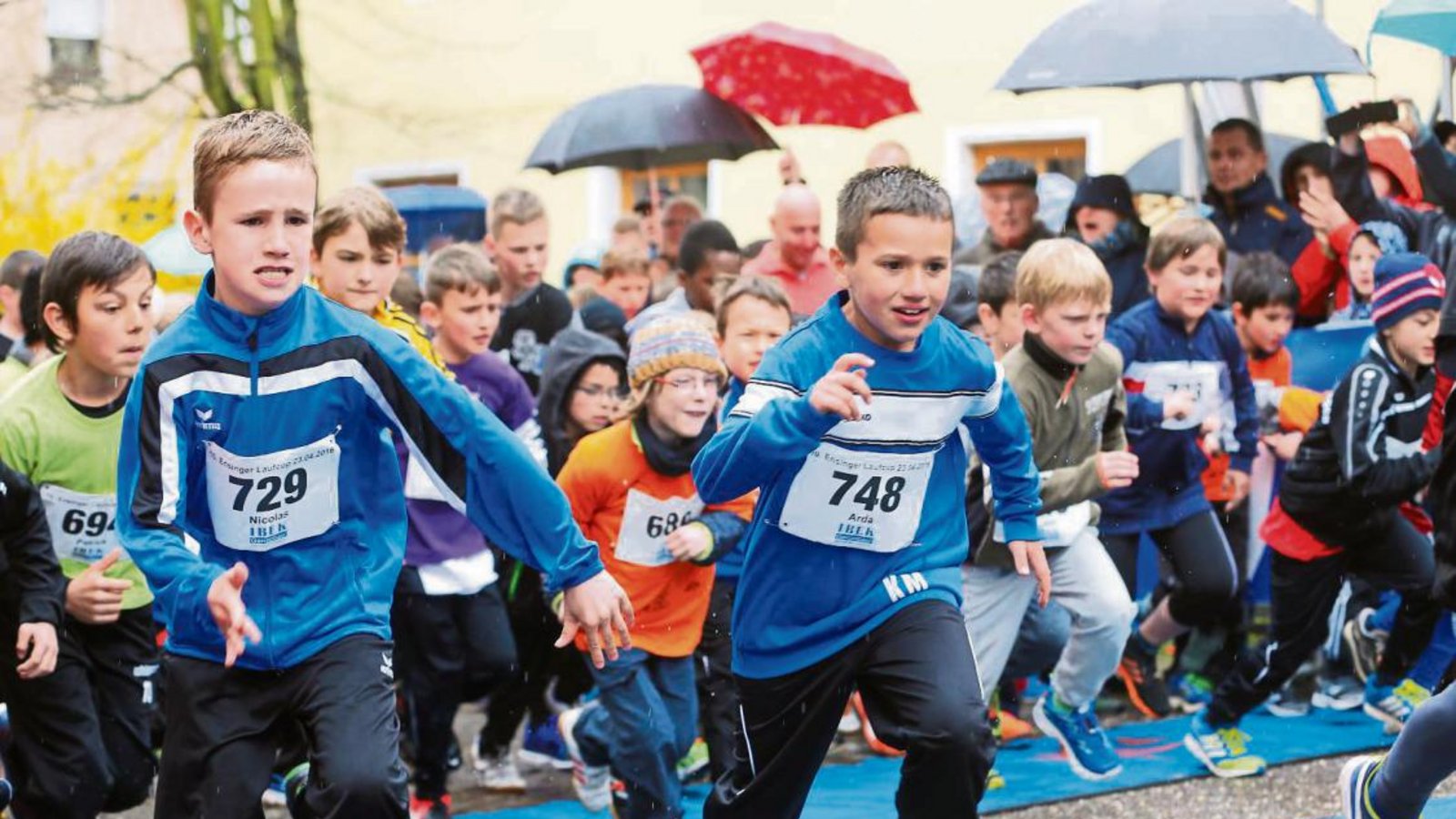 Vollen Einsatz bei Regenwetter zeigten beim 10. Laufcup ebenso die Teilnehmer an den Schülerläufen ... Vollen Einsatz bei Regenwetter zeigten beim 10. Laufcup ebenso die Teilnehmer an den Schülerläufen ...