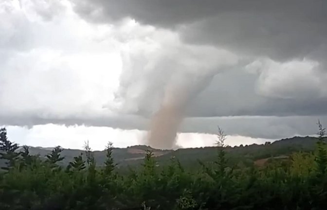 Tornado in der Umgebung der Ortschaft Pomas in Südfrankreich.<span class='image-autor'>CYRILLE KALDOR/UGC/AFP/afp</span>