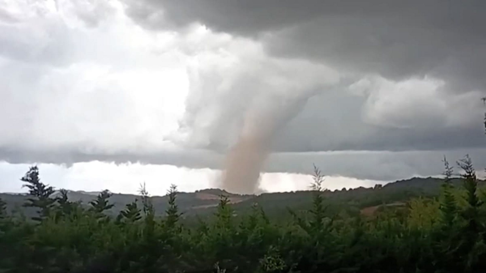 Tornado in der Umgebung der Ortschaft Pomas in Südfrankreich.CYRILLE KALDOR/UGC/AFP/afp Tornado in der Umgebung der Ortschaft Pomas in Südfrankreich.CYRILLE KALDOR/UGC/AFP/afp