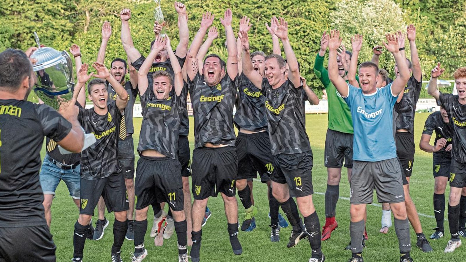 Stolz präsentiert Ensingens Mannschaftskapitän Jens Fischer (links) den Siegerpokal des Vaihinger Fußball-Stadtpokals. Fotos: Leitner Stolz präsentiert Ensingens Mannschaftskapitän Jens Fischer (links) den Siegerpokal des Vaihinger Fußball-Stadtpokals. Fotos: Leitner