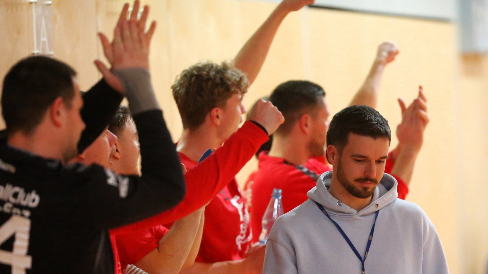 Wollen am Wochenende den ersten Sieg der Rückrunde bejubeln: Die Handballer des HCME und ihr Coach Felix Langjahr (rechts). Foto: Küppers