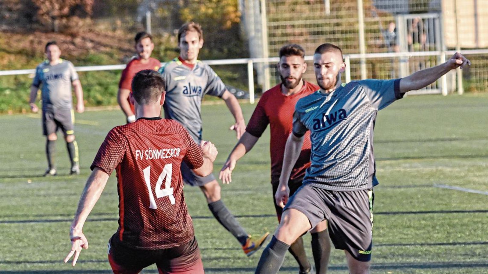 Dardan Marashi (rechts) hat mit der SGM Hohenhaslach/Freudental einen Dreier im Samstagsspiel fest im Blick. Foto: Leitner Dardan Marashi (rechts) hat mit der SGM Hohenhaslach/Freudental einen Dreier im Samstagsspiel fest im Blick. Foto: Leitner