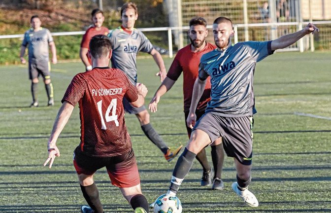 Dardan Marashi (rechts) hat mit der SGM Hohenhaslach/Freudental einen Dreier im Samstagsspiel fest im Blick. Foto: Leitner