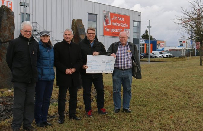Freude über den Förderscheck der Umweltstiftung des Europa-Möbel-Verbunds in Höhe von 3080 Euro bei (von links) Christoph Kaup von der Nabu-Gruppe Sachsenheim, Uta Hampel (Naturschutzbeauftragte der Stadt), Bürgermeister Holger Albrich, Möbelhaus-Geschäftsführer Stefan Schmid und Seniorchef Martin Schmid.  <span class='image-autor'>Fotos: Rücker</span>