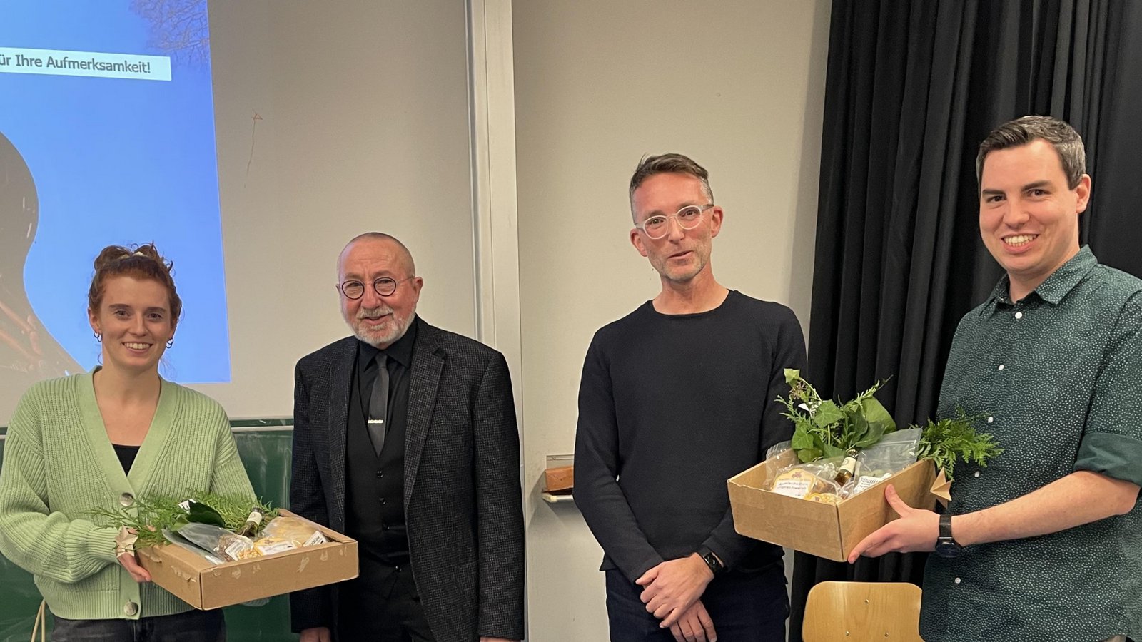 Die Lehrkräfte Charlotte Durst und Maximilian Danczyk bedanken sich bei den Referenten Norbert Schröter (zweiter von links) und Alexander Hub (zweiter von rechts) mit einem Präsent. Foto: p Die Lehrkräfte Charlotte Durst und Maximilian Danczyk bedanken sich bei den Referenten Norbert Schröter (zweiter von links) und Alexander Hub (zweiter von rechts) mit einem Präsent. Foto: p