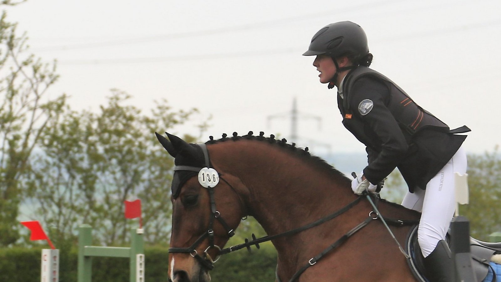 Auf Charm’n’Chap ist Alissa Schulz in der Stilspringprüfung der Klasse E mit einem geteilten dritten Platz beste Nussdorferin geworden.  Foto: Küppers