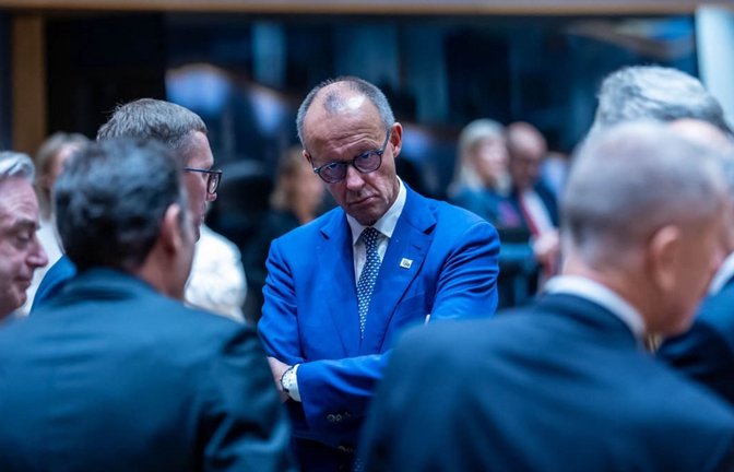 Schwierige Lage, auch wegen der Ukraine: Bundeskanzler Friedrich Merz (M.) beim EU-Gipfel in Brüssel.<span class='image-autor'>Michael Kappeler/dpa</span>