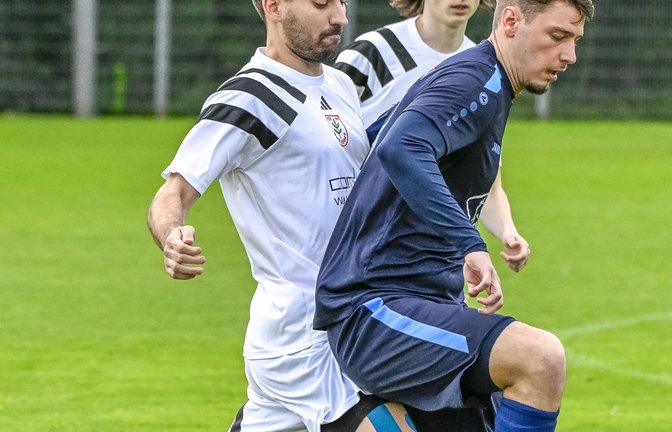 Der Nussdorfer Marko Kühn (hinten) versucht den Ball von Dzanan Mehicevic vom TSV Merklingen zu stibitzen. <span class='image-autor'>Foto: Leitner</span>