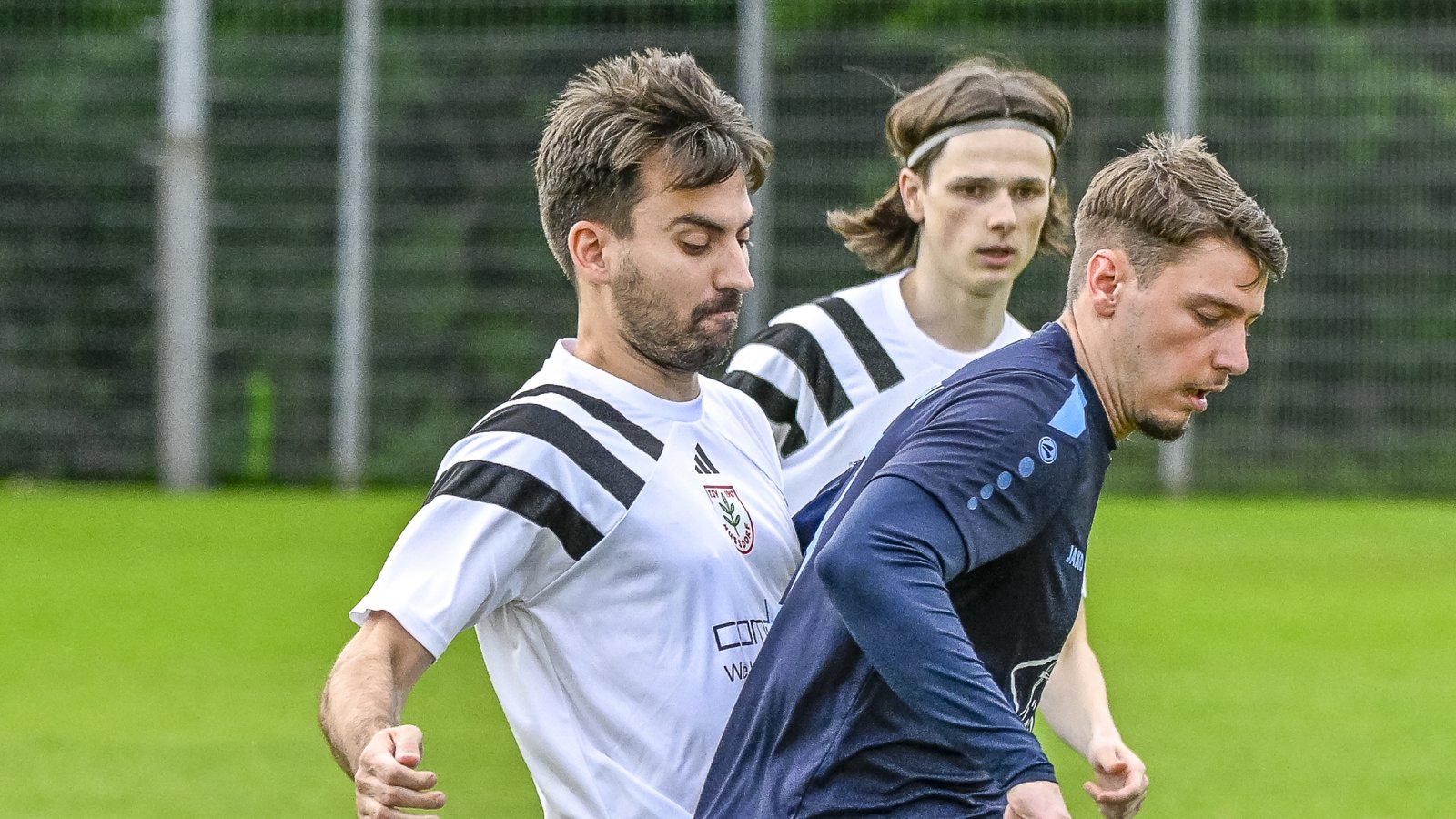Der Nussdorfer Marko Kühn (hinten) versucht den Ball von Dzanan Mehicevic vom TSV Merklingen zu stibitzen. Foto: Leitner Der Nussdorfer Marko Kühn (hinten) versucht den Ball von Dzanan Mehicevic vom TSV Merklingen zu stibitzen. Foto: Leitner