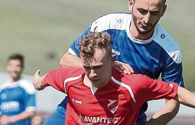Der Horrheimer Florian Palesch (vorne) behauptet den Ball gegen seinen Vaihinger Kontrahenten Bahri Yilmaz. Am Ende wurden die Punkte geteilt. Foto: Simecek
