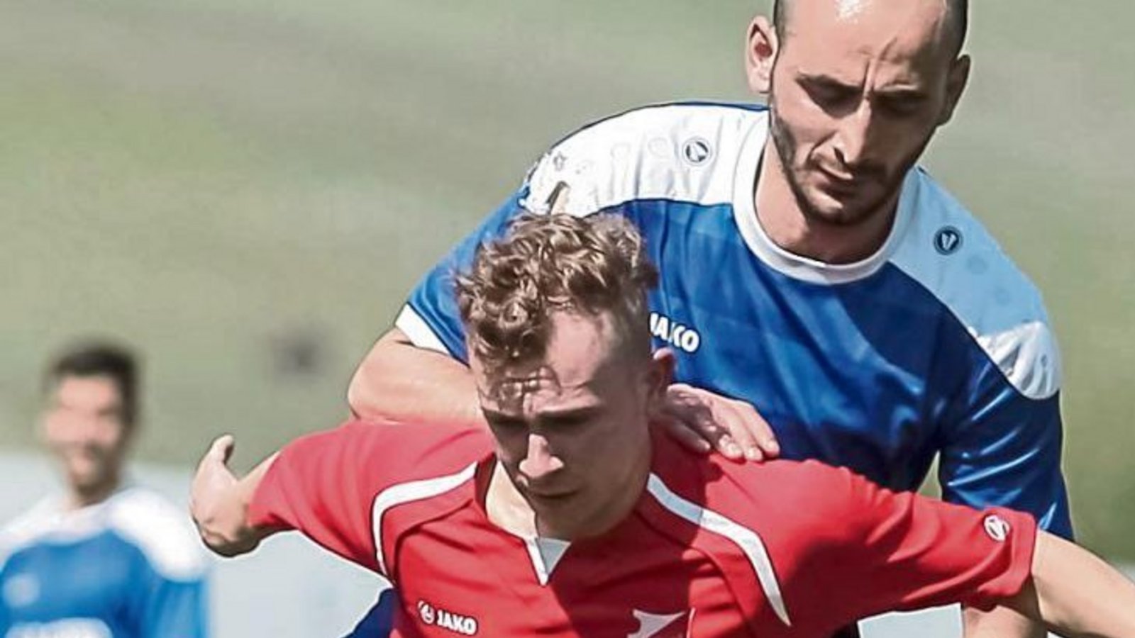 Der Horrheimer Florian Palesch (vorne) behauptet den Ball gegen seinen Vaihinger Kontrahenten Bahri Yilmaz. Am Ende wurden die Punkte geteilt. Foto: Simecek Der Horrheimer Florian Palesch (vorne) behauptet den Ball gegen seinen Vaihinger Kontrahenten Bahri Yilmaz. Am Ende wurden die Punkte geteilt. Foto: Simecek