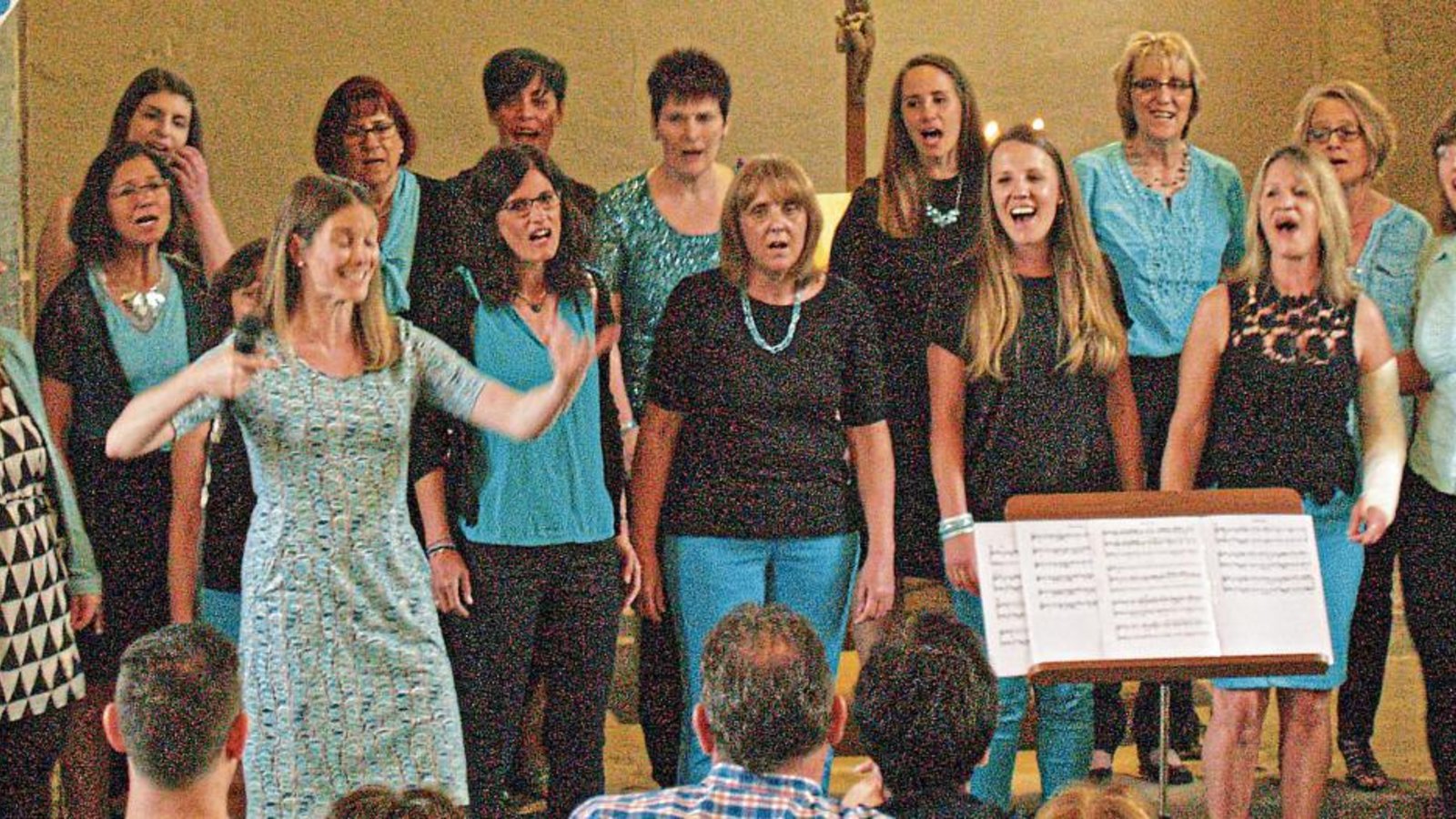 Die Auricher Sängergemeinschaft Mixed Generations begeistert beim Benefizkonzert in Schützingen. Foto: Filitz