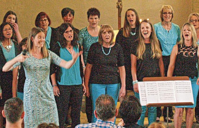 Die Auricher Sängergemeinschaft Mixed Generations begeistert beim Benefizkonzert in Schützingen. Foto: Filitz