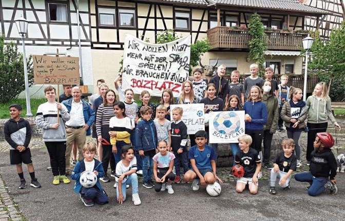 Ochsenbacher Kinder machen mobil und treten lautstark auf dem Dorfplatz für ihren Wunsch nach einem eigenen Bolzplatz in ihrem Heimatort ein.  Foto: Glemser