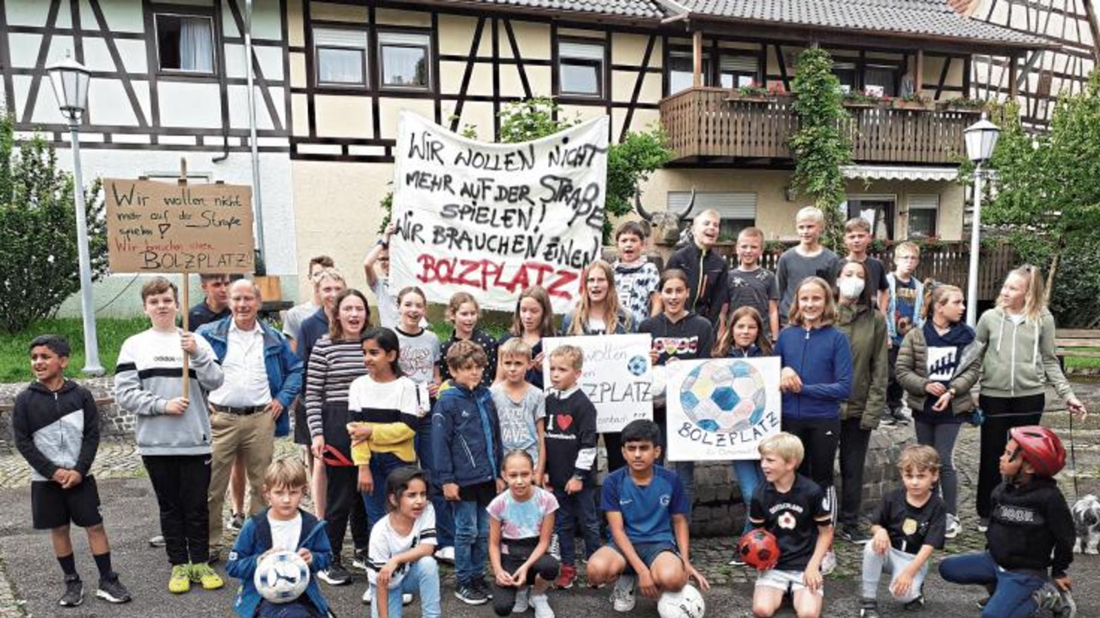 Ochsenbacher Kinder machen mobil und treten lautstark auf dem Dorfplatz für ihren Wunsch nach einem eigenen Bolzplatz in ihrem Heimatort ein. Foto: Glemser Ochsenbacher Kinder machen mobil und treten lautstark auf dem Dorfplatz für ihren Wunsch nach einem eigenen Bolzplatz in ihrem Heimatort ein. Foto: Glemser