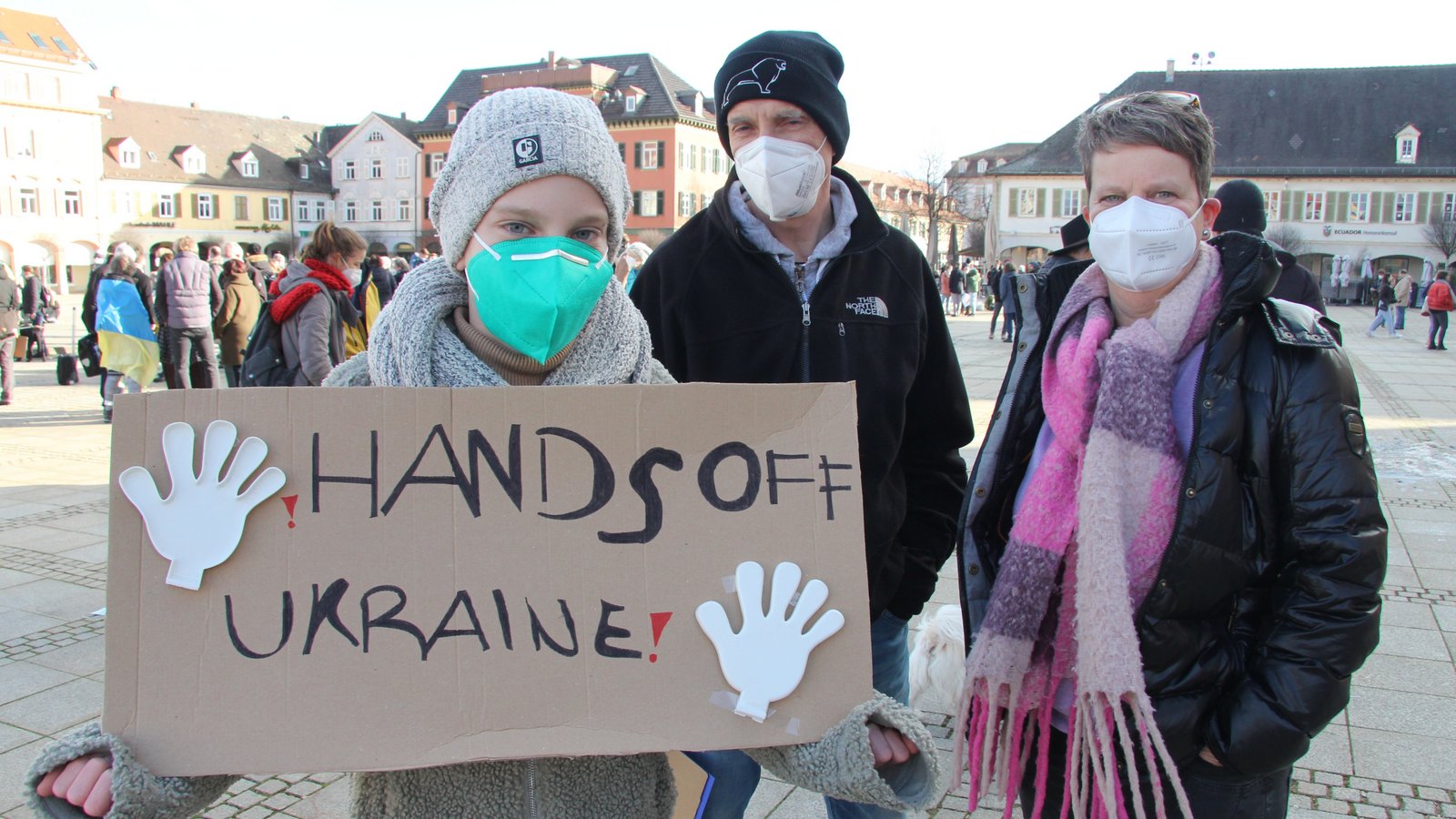 „Hände weg von der Ukraine!“: Silas Brettschneider demonstrierte zusammen mit seinen Eltern Simone und Ekke gegen Putins Überfall. Fotos: Banholzer „Hände weg von der Ukraine!“: Silas Brettschneider demonstrierte zusammen mit seinen Eltern Simone und Ekke gegen Putins Überfall. Fotos: Banholzer