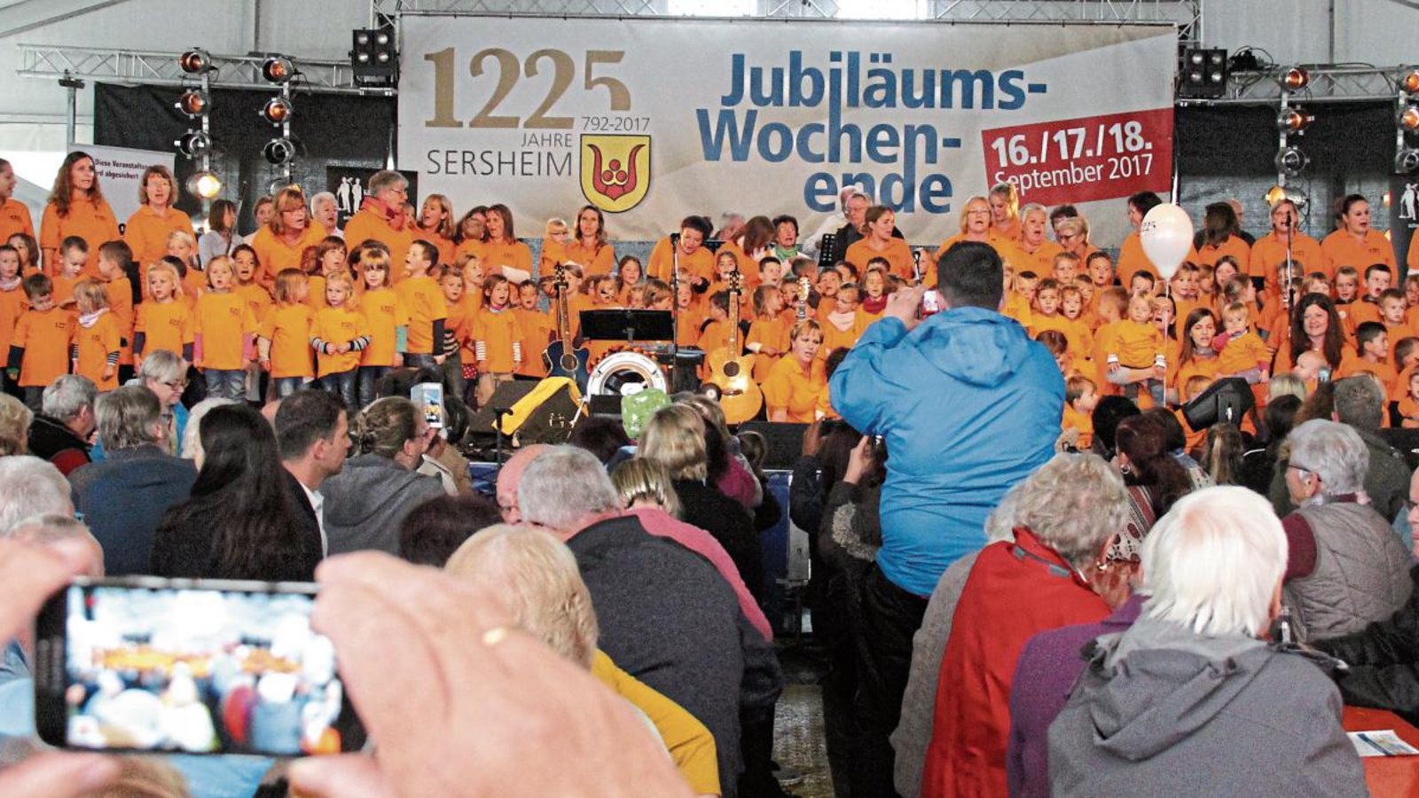 Gelungene Überraschung: Jungs und Mädels aller Sersheimer Kindergärten stürmen mit „Freude schöner Götterfunken“ die Bühne.  Fotos: Rostek