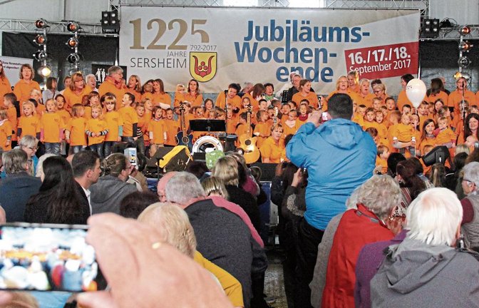 Gelungene Überraschung: Jungs und Mädels aller Sersheimer Kindergärten stürmen mit „Freude schöner Götterfunken“ die Bühne.  Fotos: Rostek