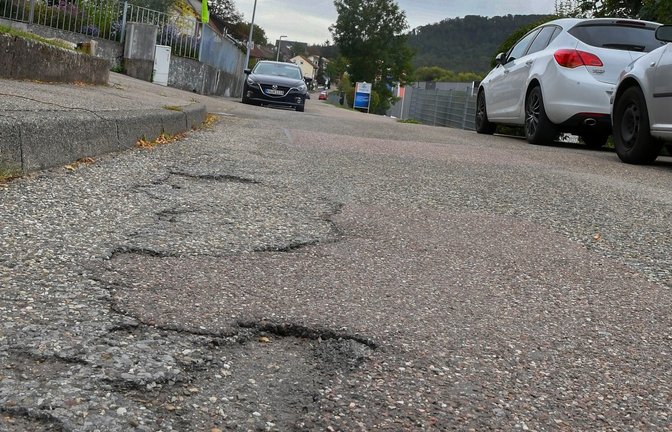 Die Straße „Neue Heimat“ in Ochsenbach muss nach Ansicht der Ortschaftsräte dringend saniert werden. <span class='image-autor'>Foto: Kalb</span>