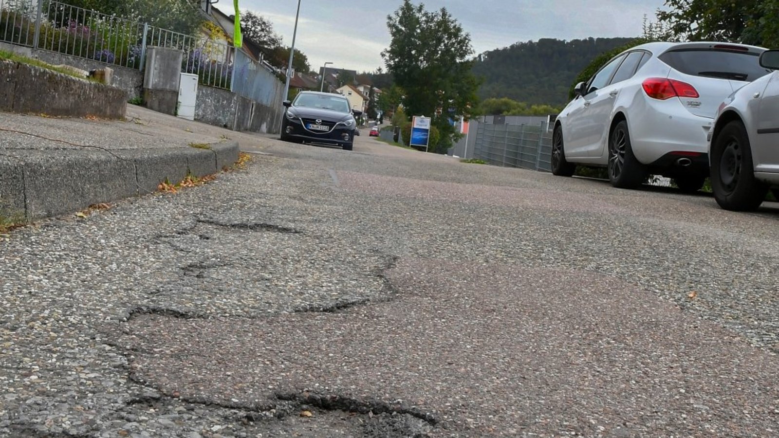 Die Straße „Neue Heimat“ in Ochsenbach muss nach Ansicht der Ortschaftsräte dringend saniert werden. Foto: Kalb Die Straße „Neue Heimat“ in Ochsenbach muss nach Ansicht der Ortschaftsräte dringend saniert werden. Foto: Kalb