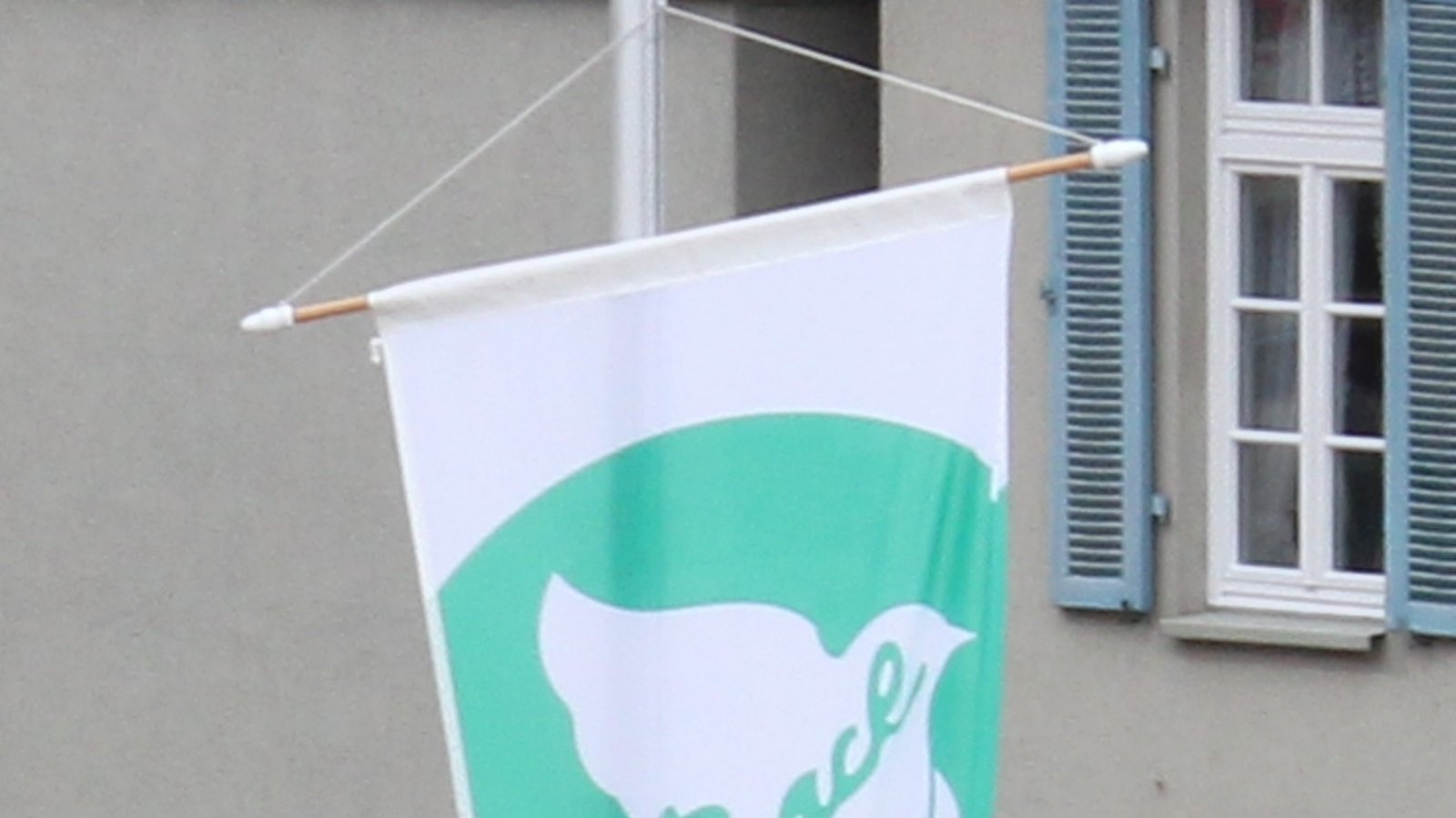Die Flagge von „Mayors for Peace – Bürgermeister für den Frieden“ wird vor dem Vaihinger Rathaus gehisst. Archivfoto: Banholzer Die Flagge von „Mayors for Peace – Bürgermeister für den Frieden“ wird vor dem Vaihinger Rathaus gehisst. Archivfoto: Banholzer
