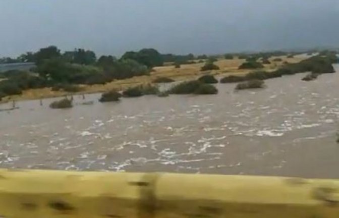 Die Vaihingerin Vasiliki Garaveli hat ein Video dieses Flusses gemacht und ihrer Tochter Marianna Methodiadou geschickt. Diese war erst vor zwei Wochen vor Ort. Damals war das Flussbett komplett trocken.  Screenshot: p