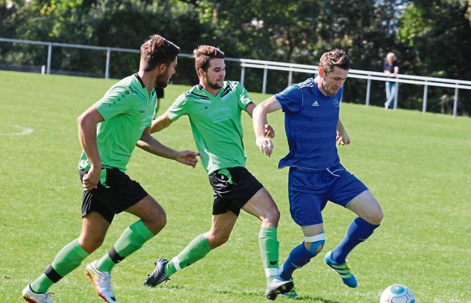 Beim VfR Sersheim (von links Urim Ismajli und Kevin Kleinert) sind die Kicker heiß darauf, endlich wieder zu spielen. Foto: Nachreiner