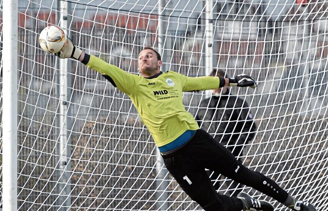 Markgröningens Torhüter Mark Vetter streckt sich vergeblich. An den Freistoß von Daniel Nissan kommt er nicht mehr ran. Foto: Leitner
