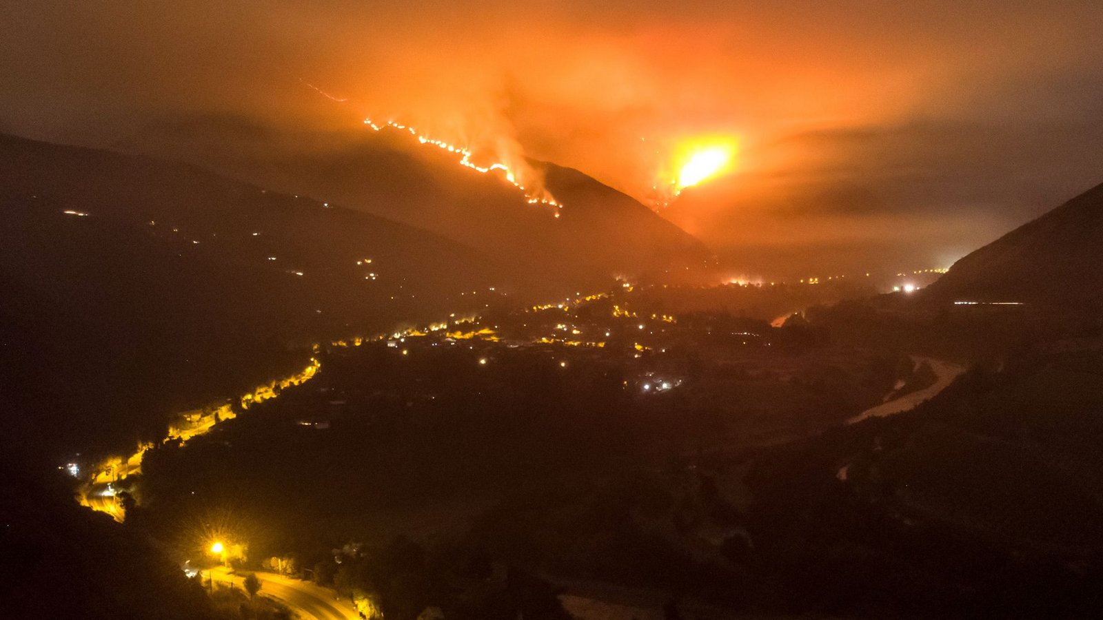 San Jose de Maipo in Chile: Durchgewaltige Feuerbrünste ist die Nacht erhellt.Foto: mago/Aton Chile
