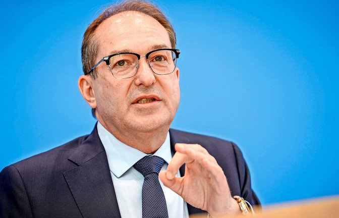 Innenminister Dobrindt und das Bundesamt für Sicherheit wollen die Cybersicherheit gegen Bedrohung verstärken (Archivbild).<span class='image-autor'>Foto: Kay Nietfeld/dpa</span>