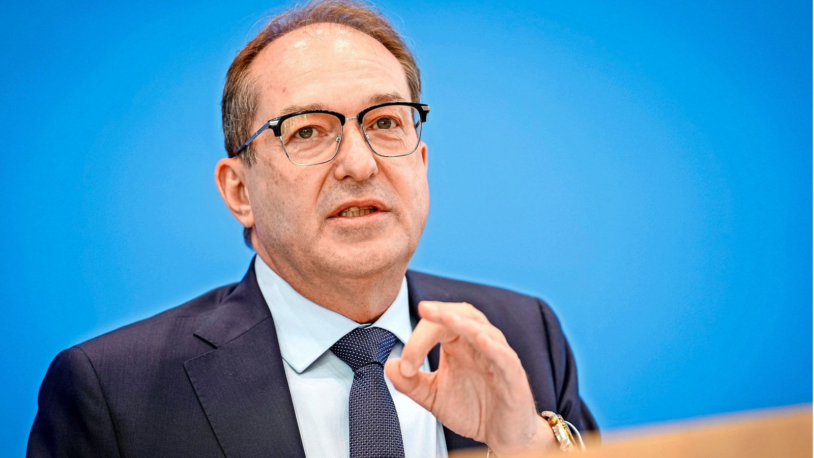 Innenminister Dobrindt und das Bundesamt für Sicherheit wollen die Cybersicherheit gegen Bedrohung verstärken (Archivbild).Foto: Kay Nietfeld/dpa Innenminister Dobrindt und das Bundesamt für Sicherheit wollen die Cybersicherheit gegen Bedrohung verstärken (Archivbild).Foto: Kay Nietfeld/dpa