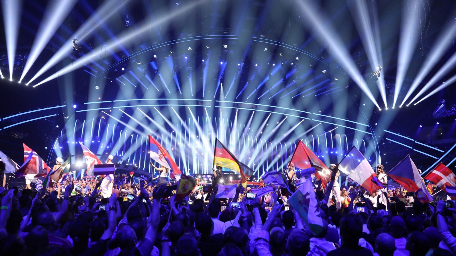 Fahnenträger der ESC-Finalisten kommen vor dem Finale des 63. Eurovision Song Contest in die Arena.  (Archivbild).Foto: dpa/Jörg Carstensen
