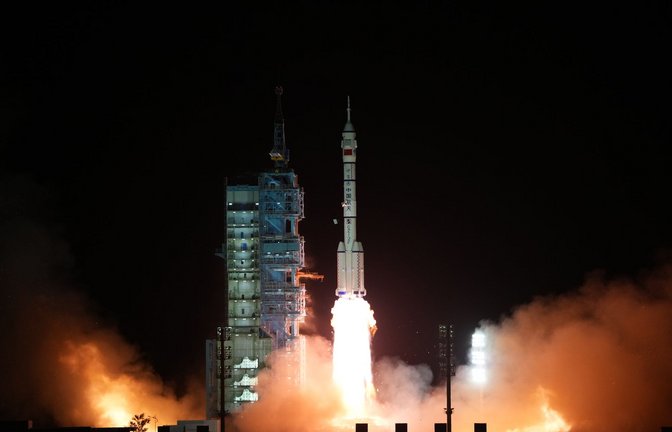 Das bemannte Raumschiff "Shenzhou 15" auf der Trägerrakete "Langer Marsch 2F" hebt ab. China verfolgt noch weitere ehrgeizige Ziele im All.<span class='image-autor'>Foto: Li Gang/XinHua/dpa</span>