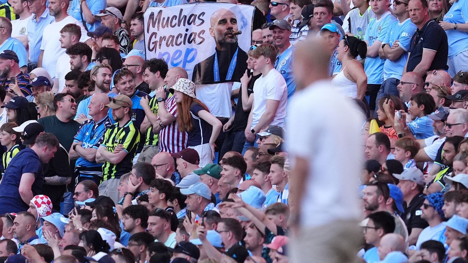 Die Fans würdigten ihren Erfolgscoach Pep Guardiola zum Abschied mit Transparenten.Foto: Martin Rickett/PA Wire/dpa